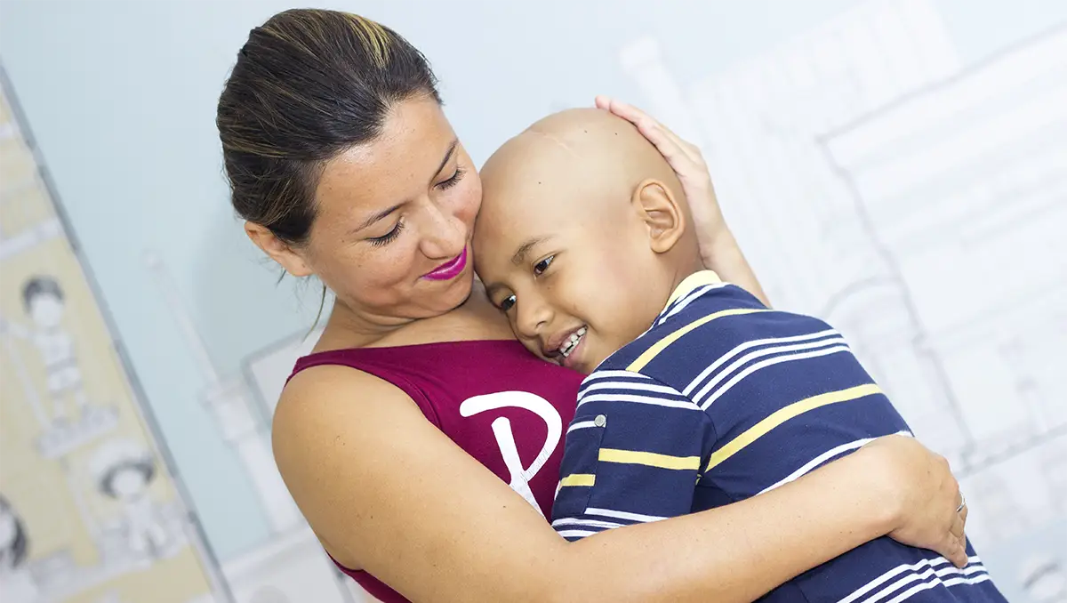 Un niño y su madre abrazados