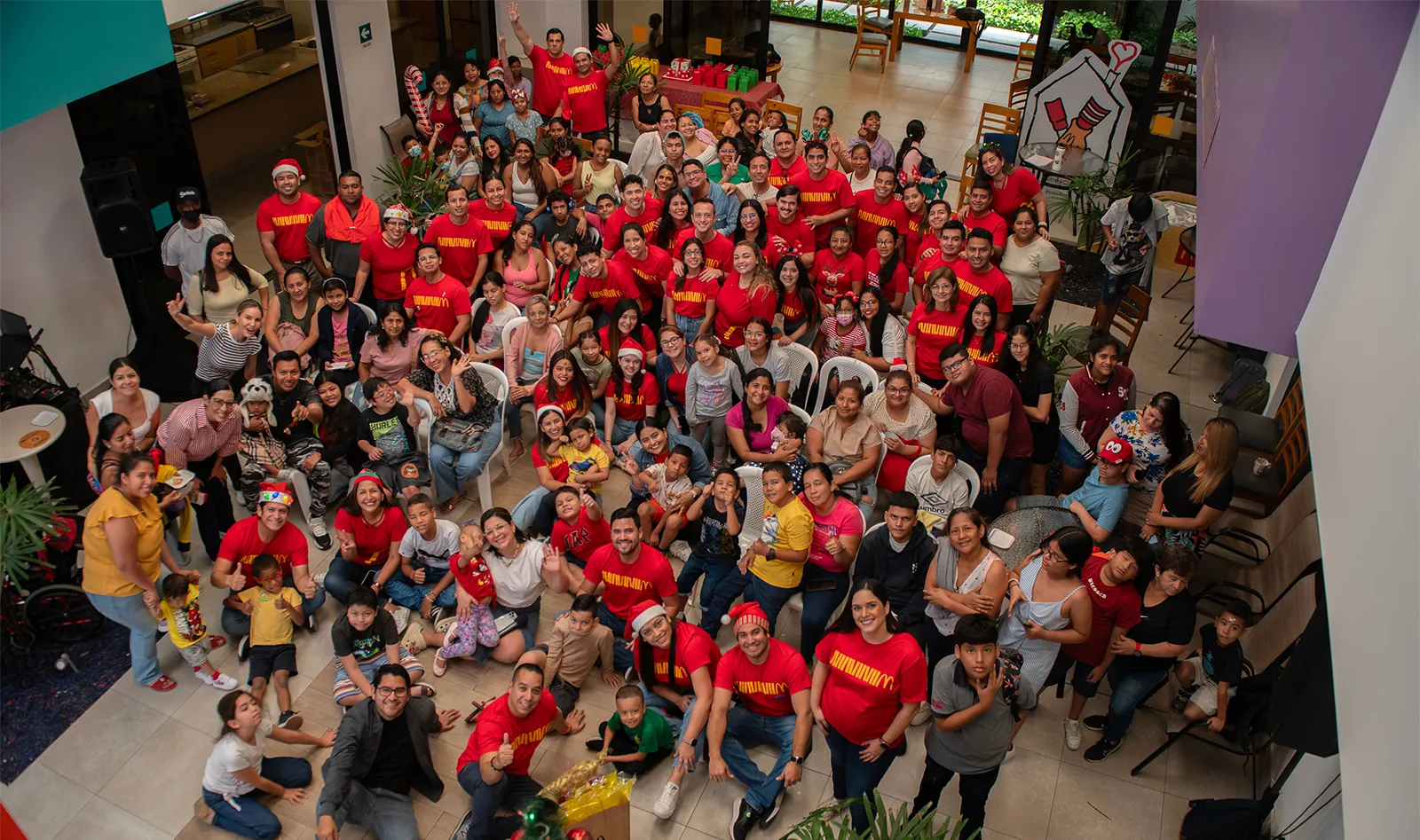 Grupo de personas festejando las navidades en casa ronnald ecuador